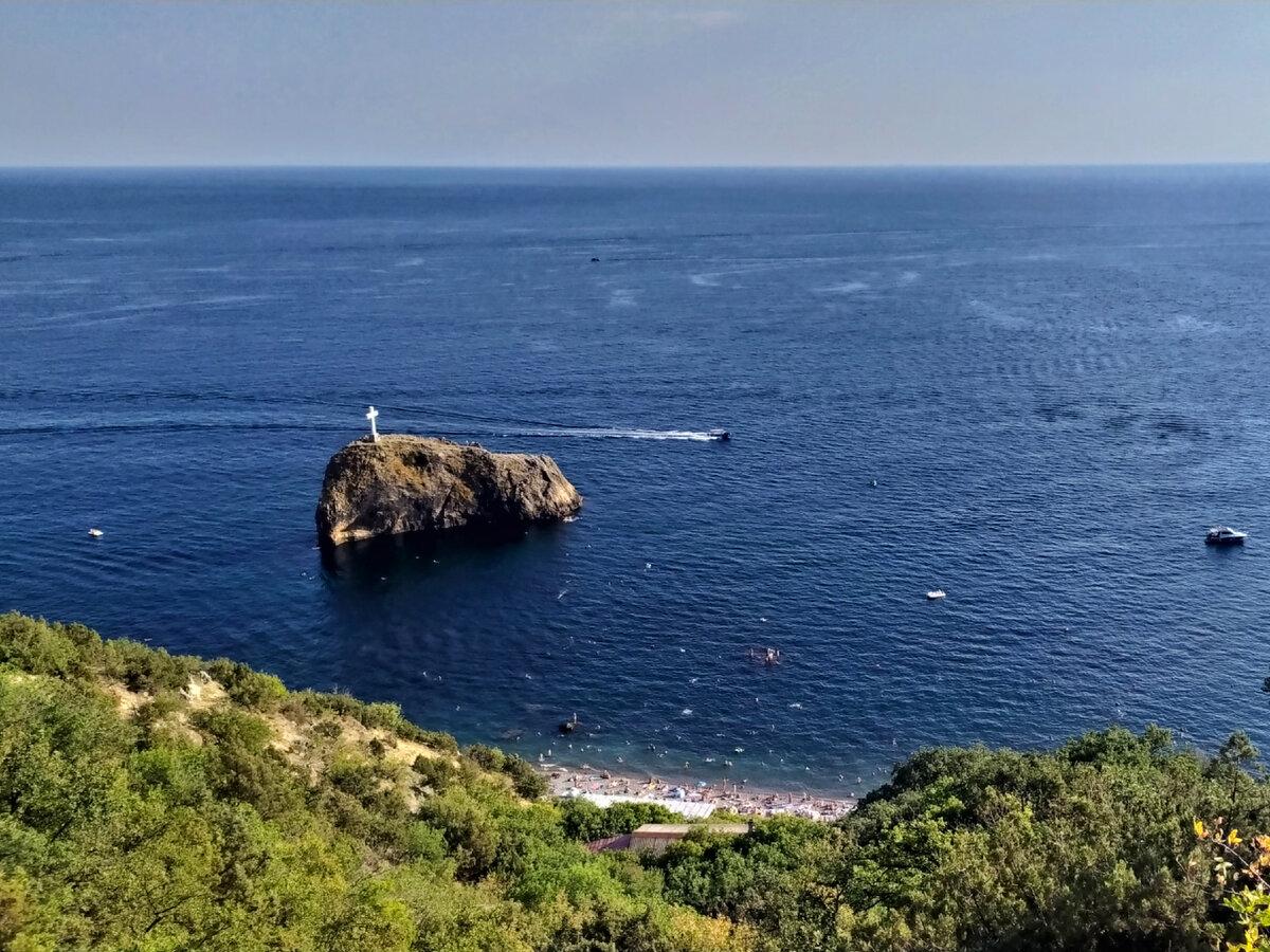 Скала Святого явления и Яшмовый пляж сейчас. Автор фото: Лидия Кузьминская