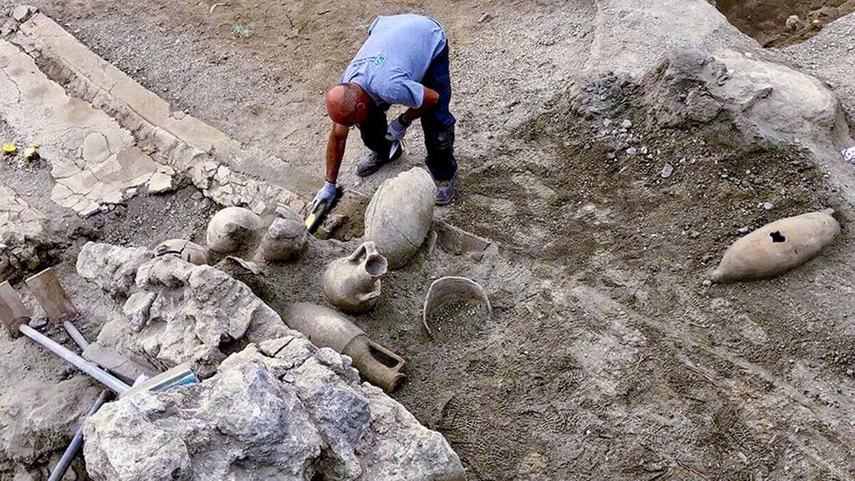 В 1738 году Мария Амалия Христина, дочь Августа III Саксонского, оставила двор в Дрездене и вышла замуж за Карла Бурбонского, короля обеих Сицилий.-9