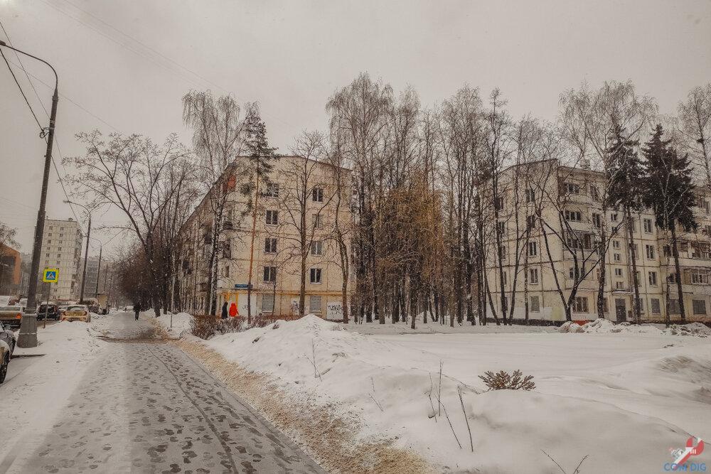 Не так давно, прогуливаясь по одному Московскому району, в поле моего зрения попали странного вида жилые пятиэтажки. "Что же странного в этих домах?" - спросите Вы.-1-2