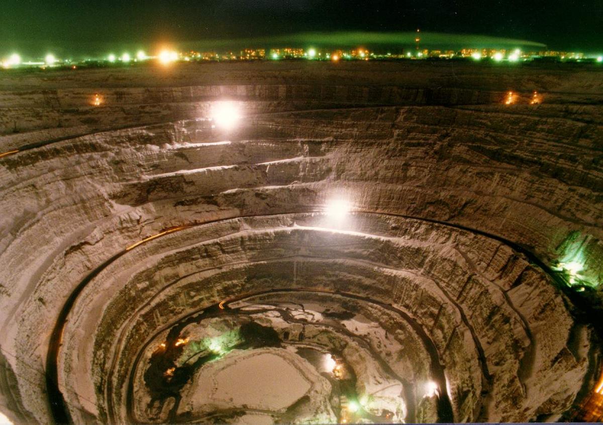 Алмазное месторождение «Мир» за 44 года принесло стране 17,5 млрд $ прибыли. Но в 2017 году этот крупнейший в мире карьер пришлось закрыть на неопределенный срок.-2