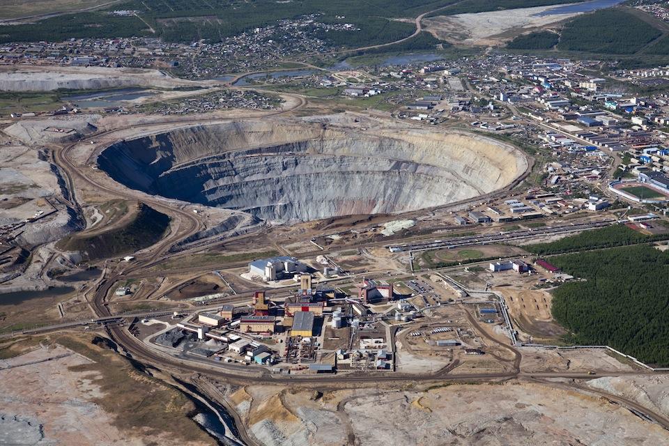 Алмазное месторождение «Мир» за 44 года принесло стране 17,5 млрд $ прибыли. Но в 2017 году этот крупнейший в мире карьер пришлось закрыть на неопределенный срок.-4