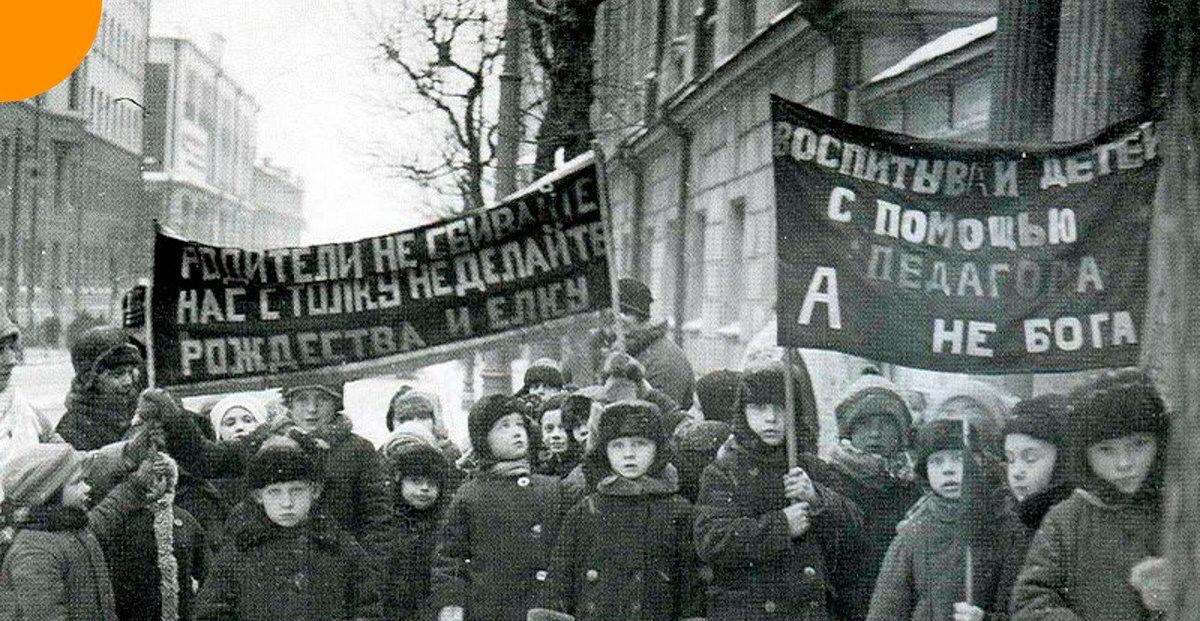   Одним из неприятных аспектов моего пионерского детства было знание, что в какой-то момент оно кончится и придется вступать в комсомол.-8-2