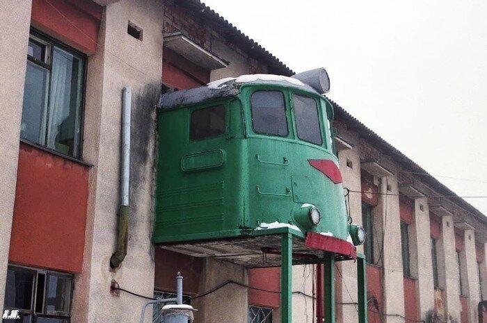 Я не знаю, из каких городов эти фото. Но уверен, что это не фотошоп, а реальные балконы. Может быть, вы их узнаете?-3