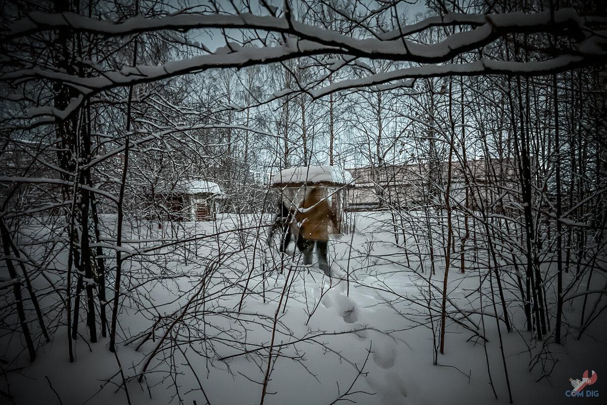 Дело было давно, в студеную зимнюю пору, в лютый мороз. Тогда, наша небольшая группа, вместо того, что бы провести выходные дома, решала посетить недавно закрытый завод и изучить его подземный мир.-1-2