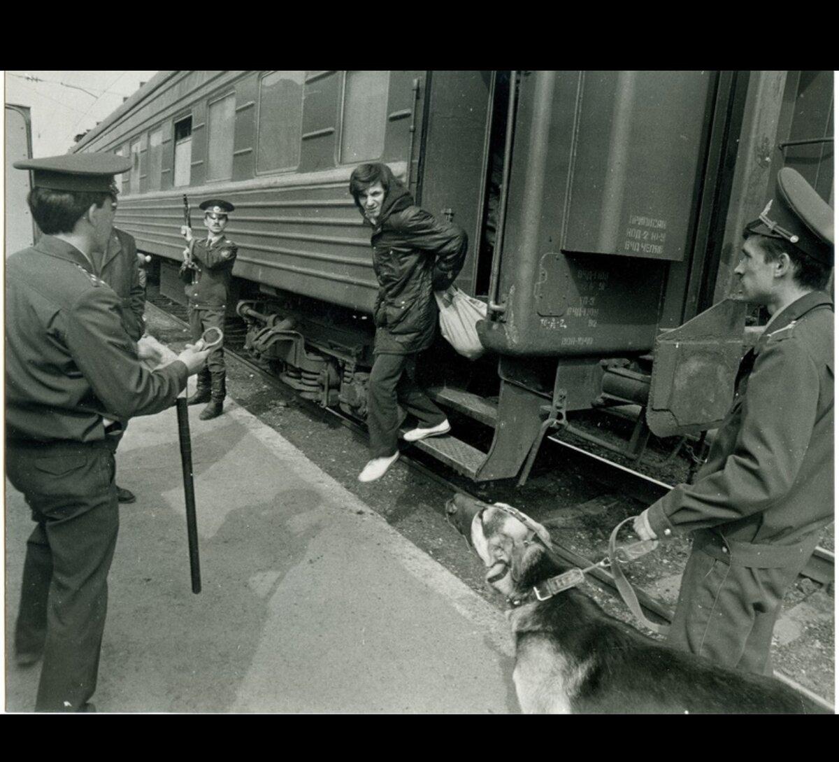  1980 год. Поезд из Москвы прибыл в Курск, в одном из его вагонов исчезли все люди - и проводники и пассажиры.  Приветствую.-7