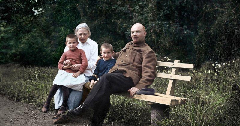 Семья Ульяновых. Стоят (слева направо): Ольга (8 лет), Александр (13 лет), Анна (15 лет).-36