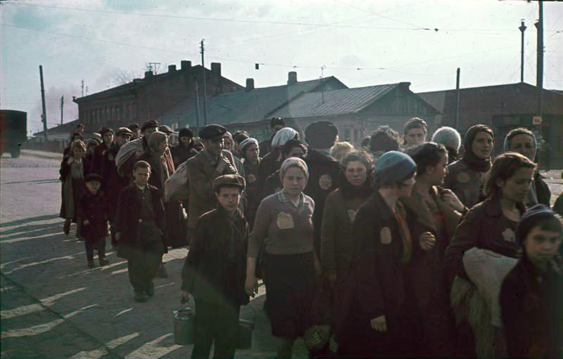 1941, 22 июня. Москвичи слушают по радио речь В.М. Молотова. Фото Евгения Халдея    К 9 Мая — около 25 фотографий 1941 года, тематически связанных с Великой Отечественной войной.-8