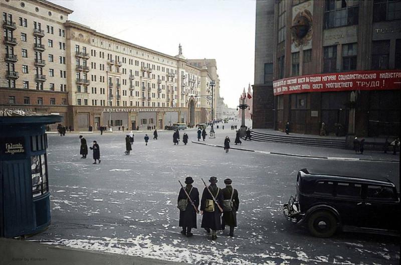 1941, 22 июня. Москвичи слушают по радио речь В.М. Молотова. Фото Евгения Халдея    К 9 Мая — около 25 фотографий 1941 года, тематически связанных с Великой Отечественной войной.-16