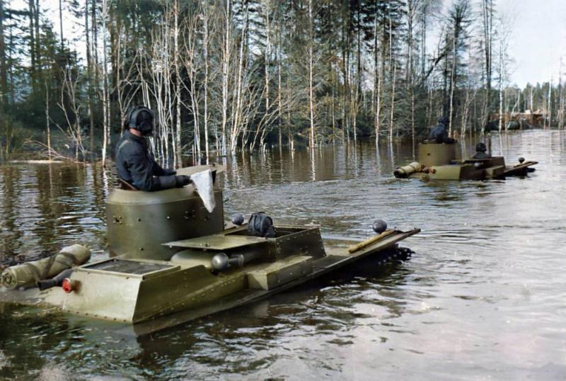 1941, 22 июня. Москвичи слушают по радио речь В.М. Молотова. Фото Евгения Халдея    К 9 Мая — около 25 фотографий 1941 года, тематически связанных с Великой Отечественной войной.-19