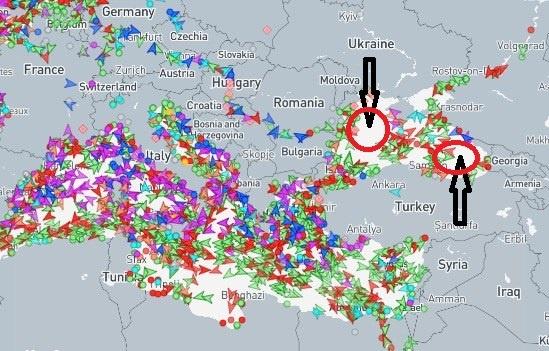 справа - черное море суда ходят краями, слева - средиземное, усыпанное судами
