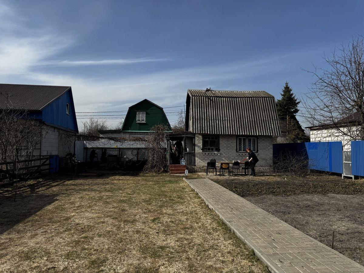 Справа наш старый дом, слева соседский дом, а прямо дом с другой улицы, между нами проселочная дорога