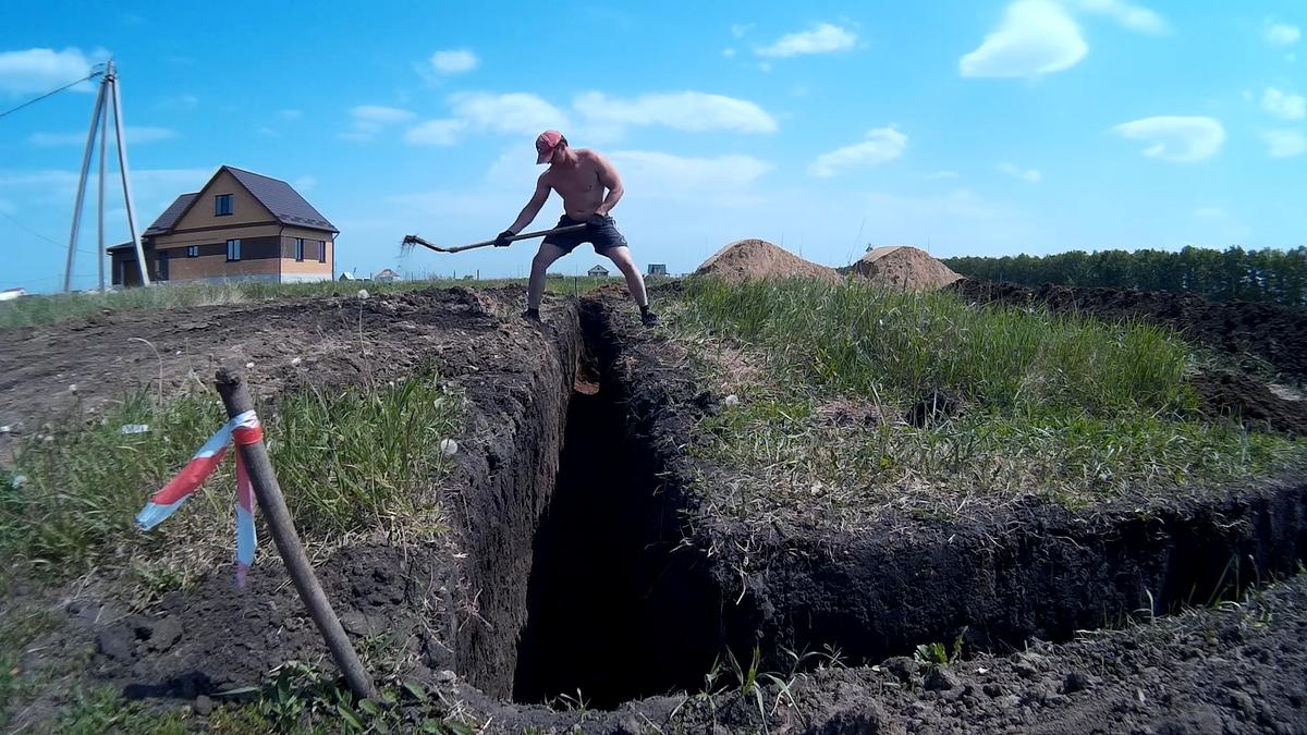 Часть траншей для фундамента копал вручную. Так стенки получаются ровнее. Но работа тяжёлая