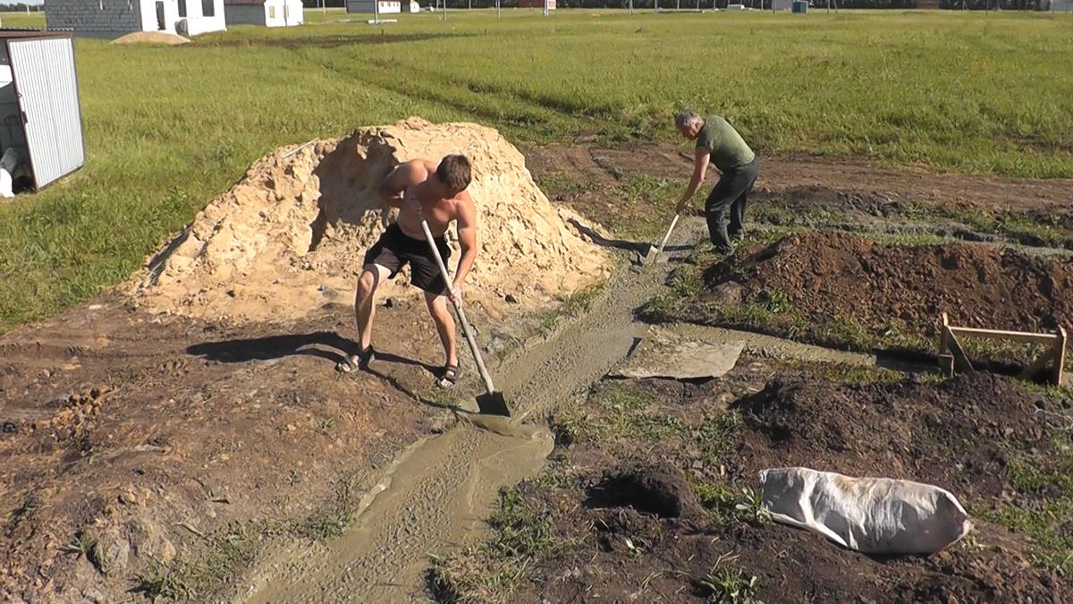 Заливка фундамента в землю миксером проходит за несколько часов. Это очень быстрый способ.