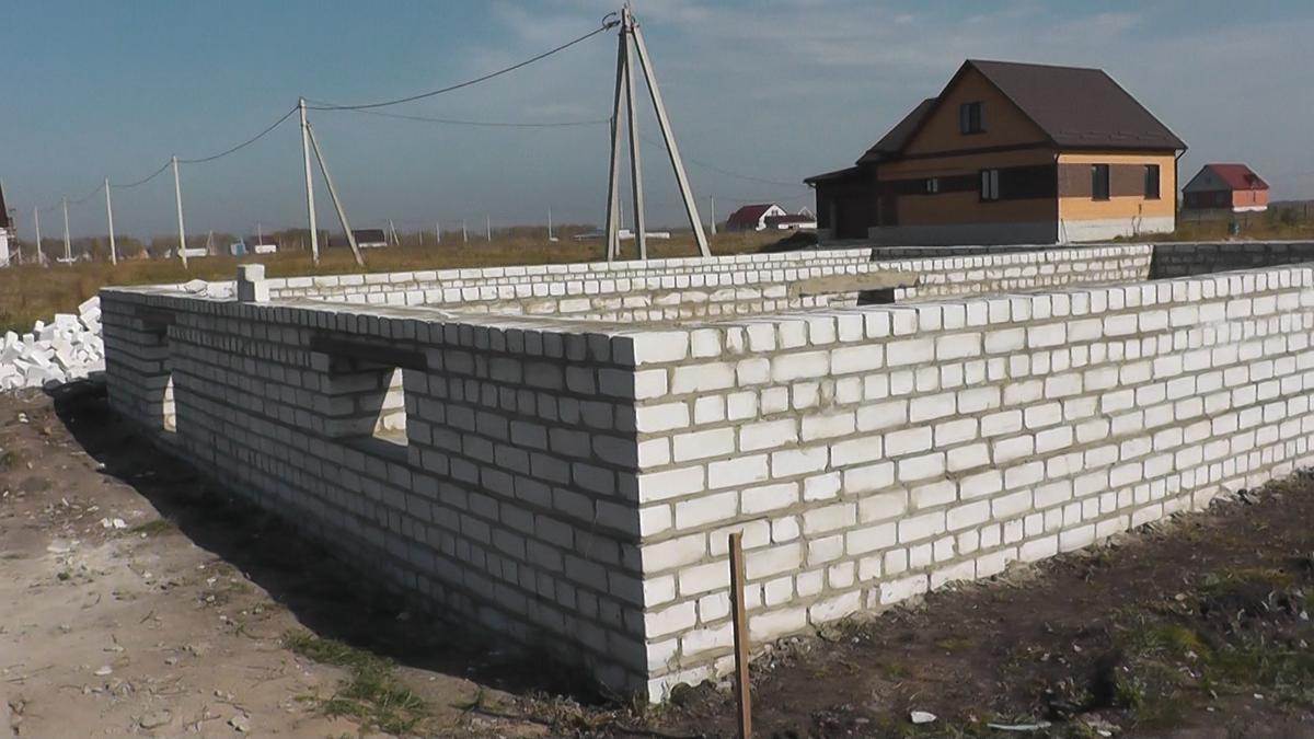 Цоколь поднимает высоту стен для подвала. Но можно и заглубить фундамент ниже. Так проще.