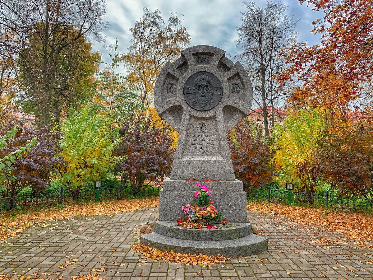 Казачье кладбище, Александро-Невская лавра. Фото автора. Листайте галерею, чтобы увидеть больше