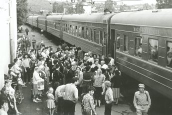 1980 год. Поезд прибыл на вокзал. В одном из вагонов пропали все проводники и пассажиры