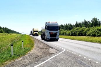 Не пропускают на обгон, зачем дальнобойщики едут близко друг к другу «паровозиком»: рассказал водитель фуры