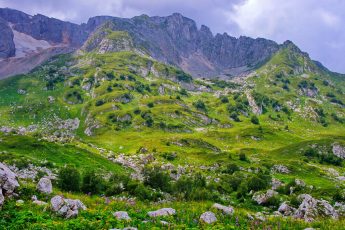 Пеший поход через Кавказские горы к Черному морю.