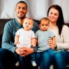 У супругов с разным цветом кожи родились такие же разные девочки-близнецы. Как они выглядят спустя 7 лет