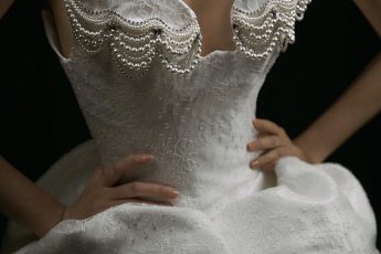 Современная классика: 10 роскошных свадебных платьев от российских дизайнеров.