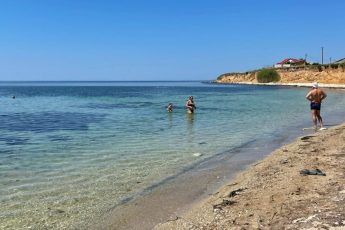 Как выглядит внутри простое село в Крыму на берегу моря, где ничего со времен СССР не изменилось.