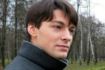 «Он жил с виной, она — с любовью. Почему Даниил Страхов уехал в “кроличью нору”»