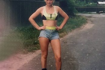 17 неожиданных фотографий девушек 90-х годов в России