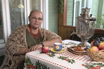 Крестьянская изба - настоящая печь, пузатый самовар и кресло-качалка: Смотрим народную дачу артистки Нины Усатовой